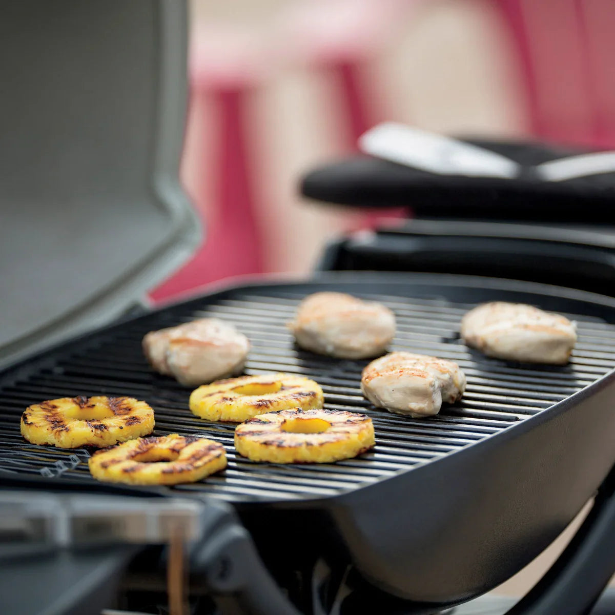 Weber Q2200 with Adapter Hose and Cart